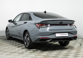Подержанный автомобиль Hyundai Elantra Sedan 2021 года (7 фото)