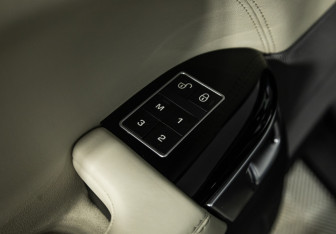 Подержанный автомобиль Land Rover Range Rover Sport 2015 года (16 фото)