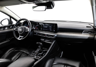 Подержанный автомобиль Kia K5 2021 года (10 фото)