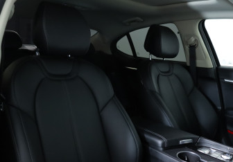 Подержанный автомобиль Genesis G70 2022 года (12 фото)