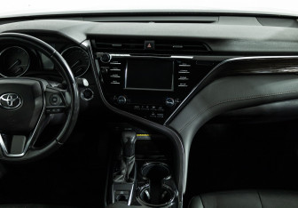 Подержанный автомобиль Toyota Camry Sedan 2019 года (14 фото)