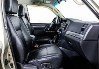 Подержанный автомобиль Mitsubishi Pajero 2014 года (18 фото)