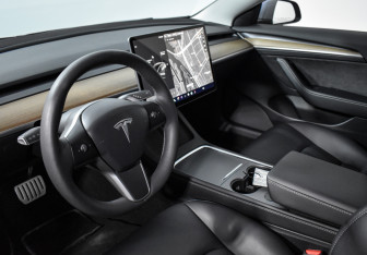 Подержанный автомобиль Tesla Model 3 2023 года (9 фото)