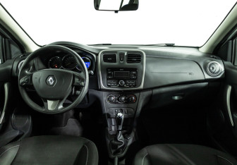 Подержанный автомобиль Renault Sandero 2018 года (13 фото)