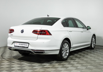 Подержанный автомобиль Volkswagen Passat Sedan 2018 года (5 фото)