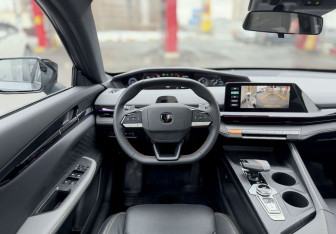 Подержанный автомобиль Changan UNI-V 2023 года (13 фото)