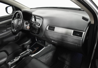Подержанный автомобиль Mitsubishi Outlander 2017 года (12 фото)