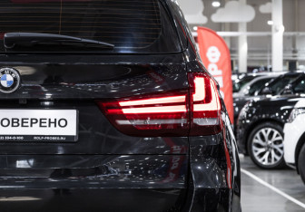 Подержанный автомобиль BMW X5 2015 года (10 фото)