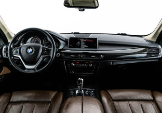 Подержанный автомобиль BMW X5 2015 года (13 фото)