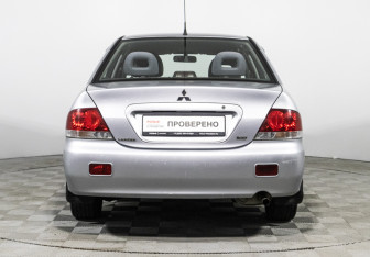 Подержанный автомобиль Mitsubishi Lancer Sedan 2005 года (6 фото)