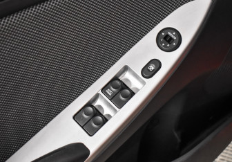 Подержанный автомобиль Hyundai Solaris Hatchback 2011 года (10 фото)