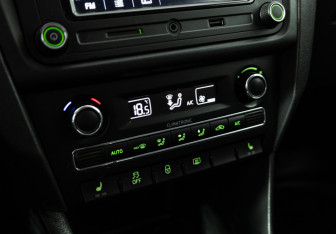 Подержанный автомобиль Skoda Rapid Liftback 2014 года (15 фото)