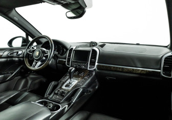 Подержанный автомобиль Porsche Cayenne 2015 года (9 фото)