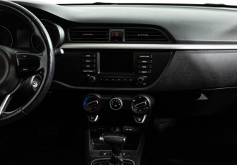 Подержанный автомобиль Kia Rio Hatchback 2017 года (14 фото)