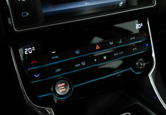 Подержанный автомобиль Jaguar XE 2015 года (21 фото)