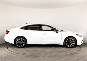 Подержанный автомобиль Hyundai Sonata 2022 года (7 фото)