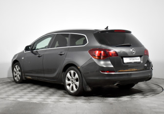 Подержанный автомобиль Opel Astra Wagon 2011 года (7 фото)