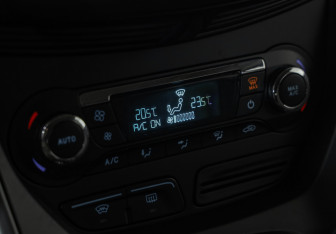Подержанный автомобиль Ford Kuga 2015 года (15 фото)