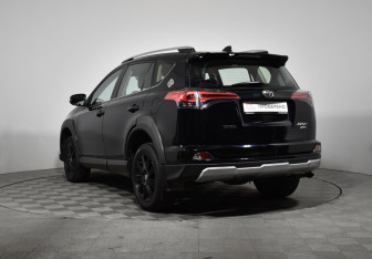 Подержанный автомобиль Toyota RAV4 2018 года (7 фото)