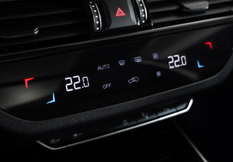 Подержанный автомобиль Hongqi HS5 2024 года (15 фото)