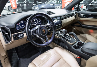 Подержанный автомобиль Porsche Cayenne 2020 года (35 фото)