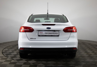 Подержанный автомобиль Ford Focus Sedan 2016 года (6 фото)