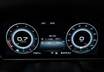 Подержанный автомобиль Hongqi HS5 2021 года (12 фото)