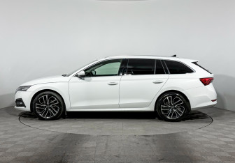 Подержанный автомобиль Skoda Octavia Wagon 2021 года (8 фото)