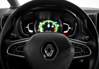 Подержанный автомобиль Renault Scenic 2017 года (17 фото)