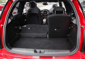 Подержанный автомобиль MINI Hatch 2016 года (29 фото)