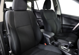 Подержанный автомобиль Toyota RAV4 2017 года (22 фото)