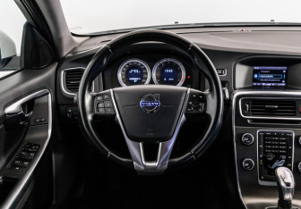 Подержанный автомобиль Volvo S60 2013 года (13 фото)
