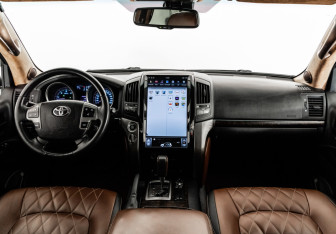 Подержанный автомобиль Toyota Land Cruiser Suv 2011 года (11 фото)