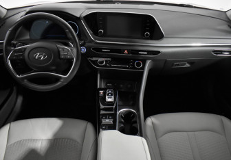 Подержанный автомобиль Hyundai Sonata 2020 года (14 фото)