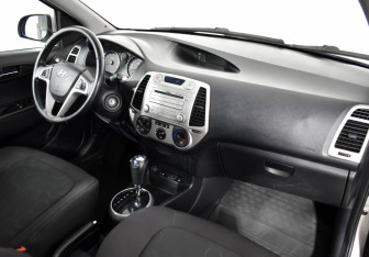 Подержанный автомобиль Hyundai i20 2010 года (10 фото)