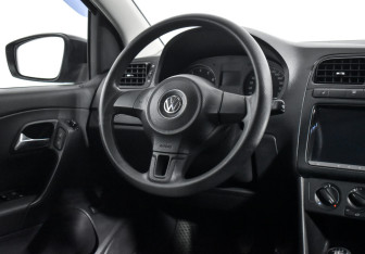 Подержанный автомобиль Volkswagen Polo Sedan 2011 года (15 фото)
