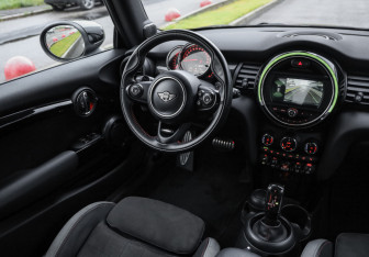 Подержанный автомобиль MINI Hatch 2020 года (10 фото)