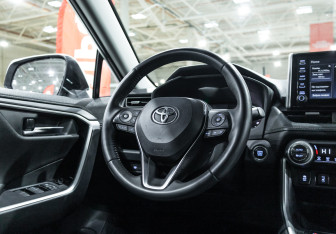 Подержанный автомобиль Toyota RAV4 2021 года (21 фото)