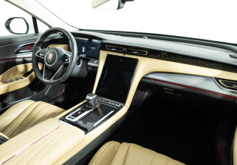 Подержанный автомобиль Hongqi H5 2023 года (9 фото)