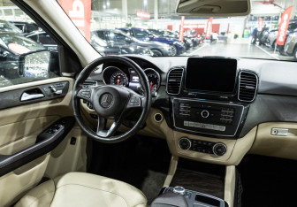 Подержанный автомобиль Mercedes-Benz GLE 2016 года (12 фото)