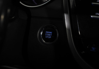 Подержанный автомобиль Toyota Camry Sedan 2021 года (15 фото)