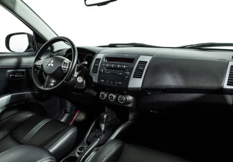 Подержанный автомобиль Mitsubishi Outlander 2012 года (9 фото)