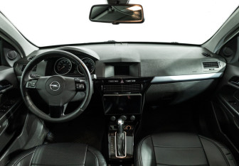 Подержанный автомобиль Opel Astra Hatchback 2007 года (13 фото)