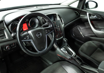 Подержанный автомобиль Opel Astra Hatchback 2012 года (11 фото)