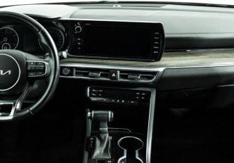 Подержанный автомобиль Kia K5 2022 года (14 фото)