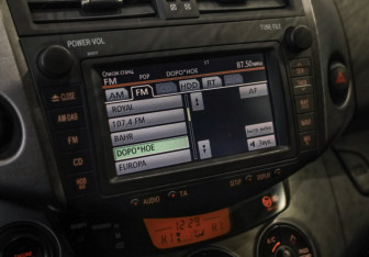 Подержанный автомобиль Toyota RAV4 2010 года (15 фото)