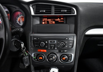 Подержанный автомобиль Citroen C4 Sedan 2014 года (16 фото)