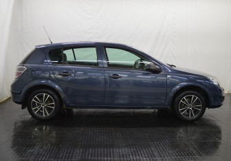 Подержанный автомобиль Opel Astra Hatchback 2010 года (4 фото)
