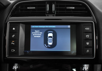 Подержанный автомобиль Jaguar F-Pace 2017 года (17 фото)