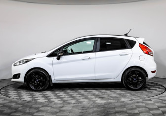 Подержанный автомобиль Ford Fiesta Hatchback 2017 года (8 фото)